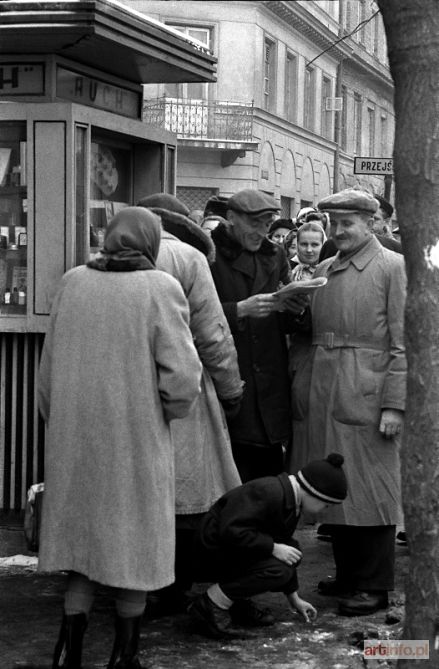 PRAŻUCH Wiesław | Przed kioskiem Ruchu, 13 marca 1956