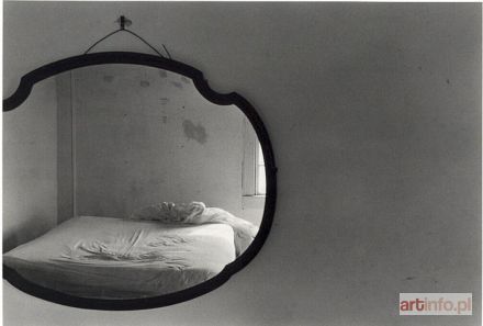 RUBINSTEIN Ewa | Bed in mirror, Rhode Island, 1972